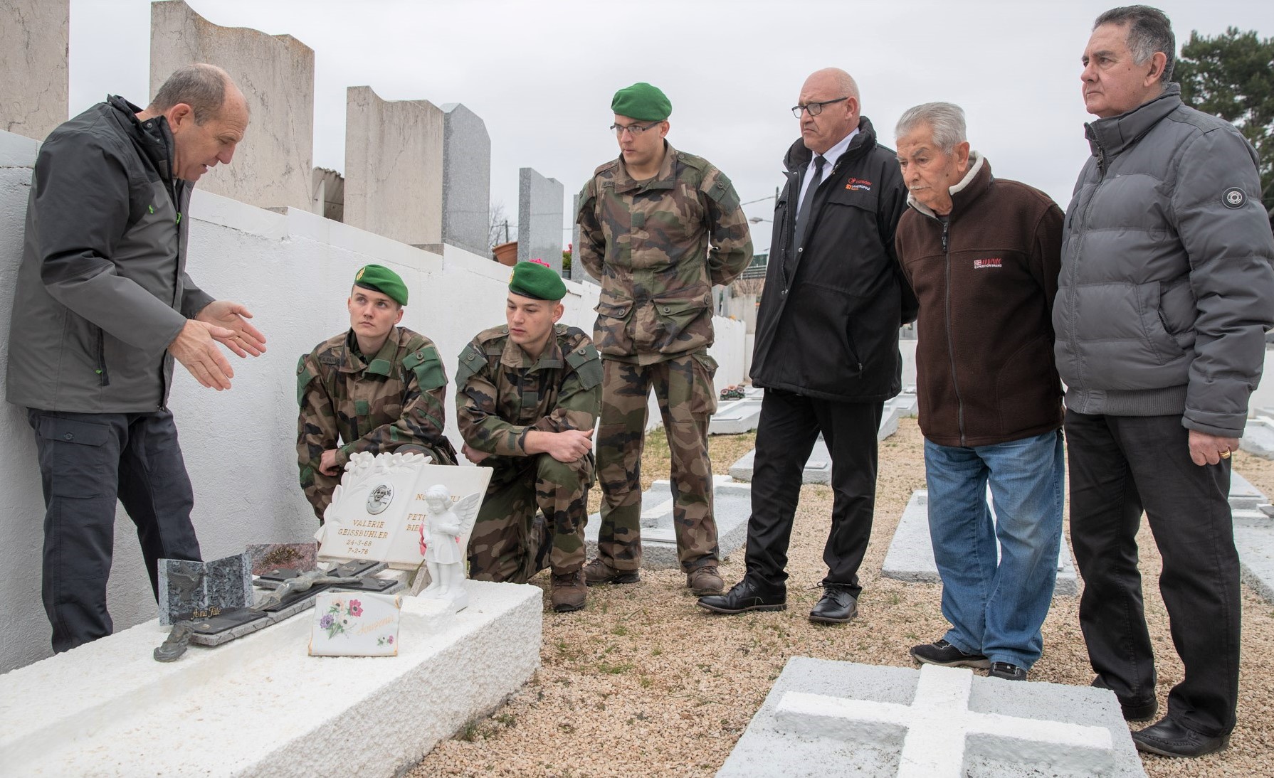 "Devoir de mémoire": Entretien du carré Légion du cimetière "des Passons" à Aubagne. Jos_1