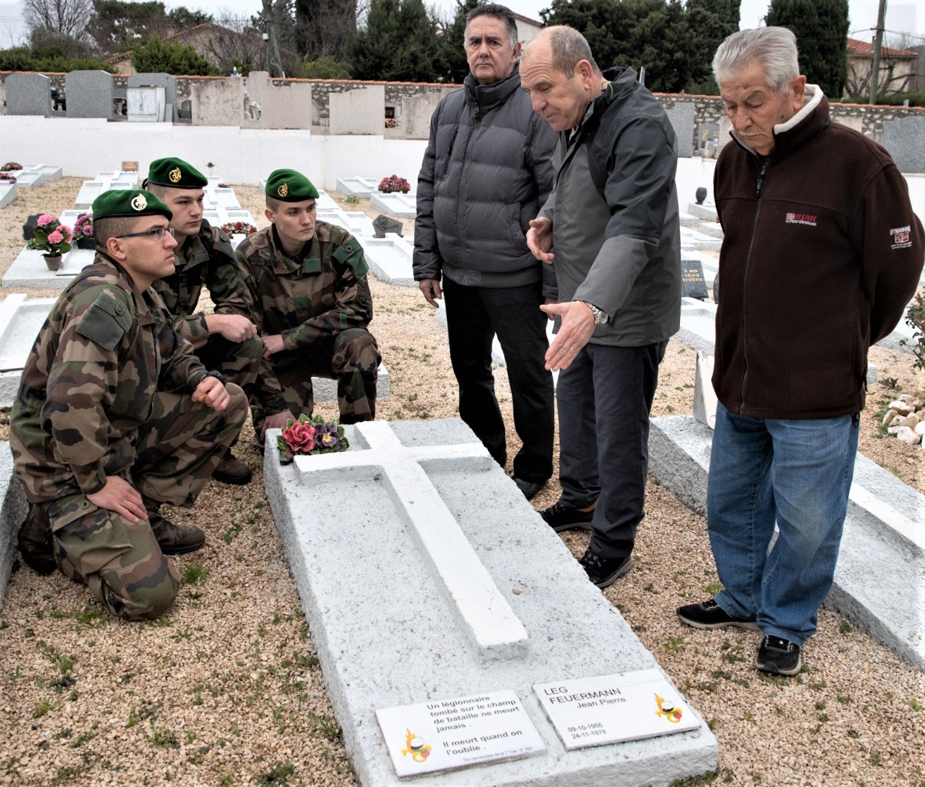 "Devoir de mémoire": Entretien du carré Légion du cimetière "des Passons" à Aubagne. Jos_3